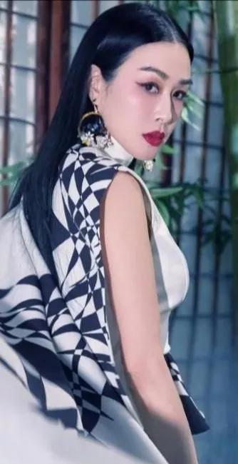 钟丽缇美照一册，欣赏