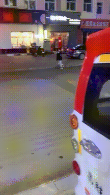 女朋友出差了，说去了上海出差，还给我发来了一张这样的照片