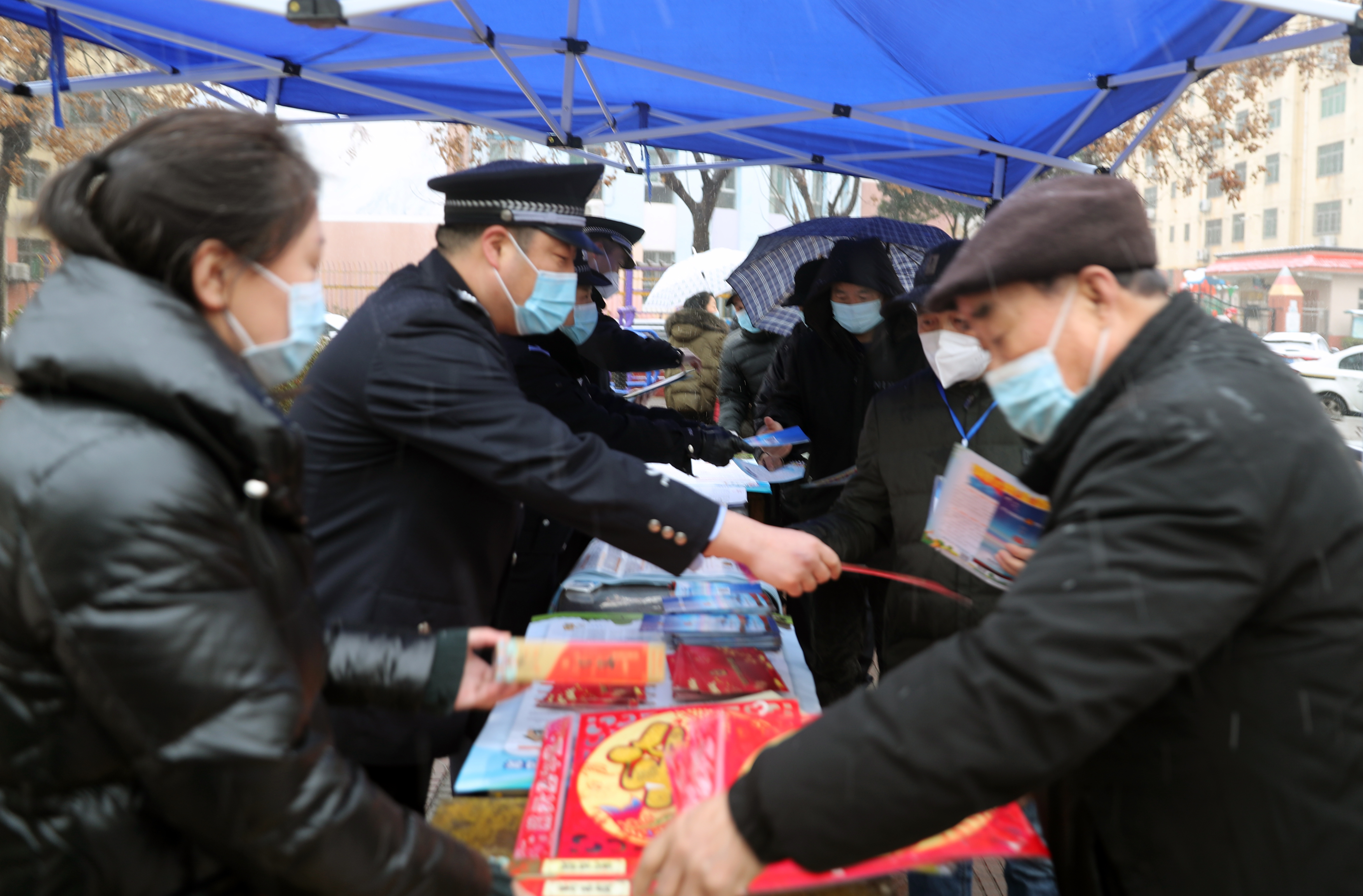 “三送一访 平安过年”西安市公安局临潼分局组织开展亲民暖民活动