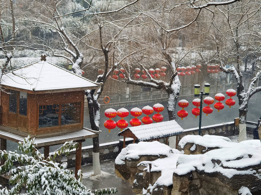 雪送祥瑞兆丰年：济南市民冒雪赏景