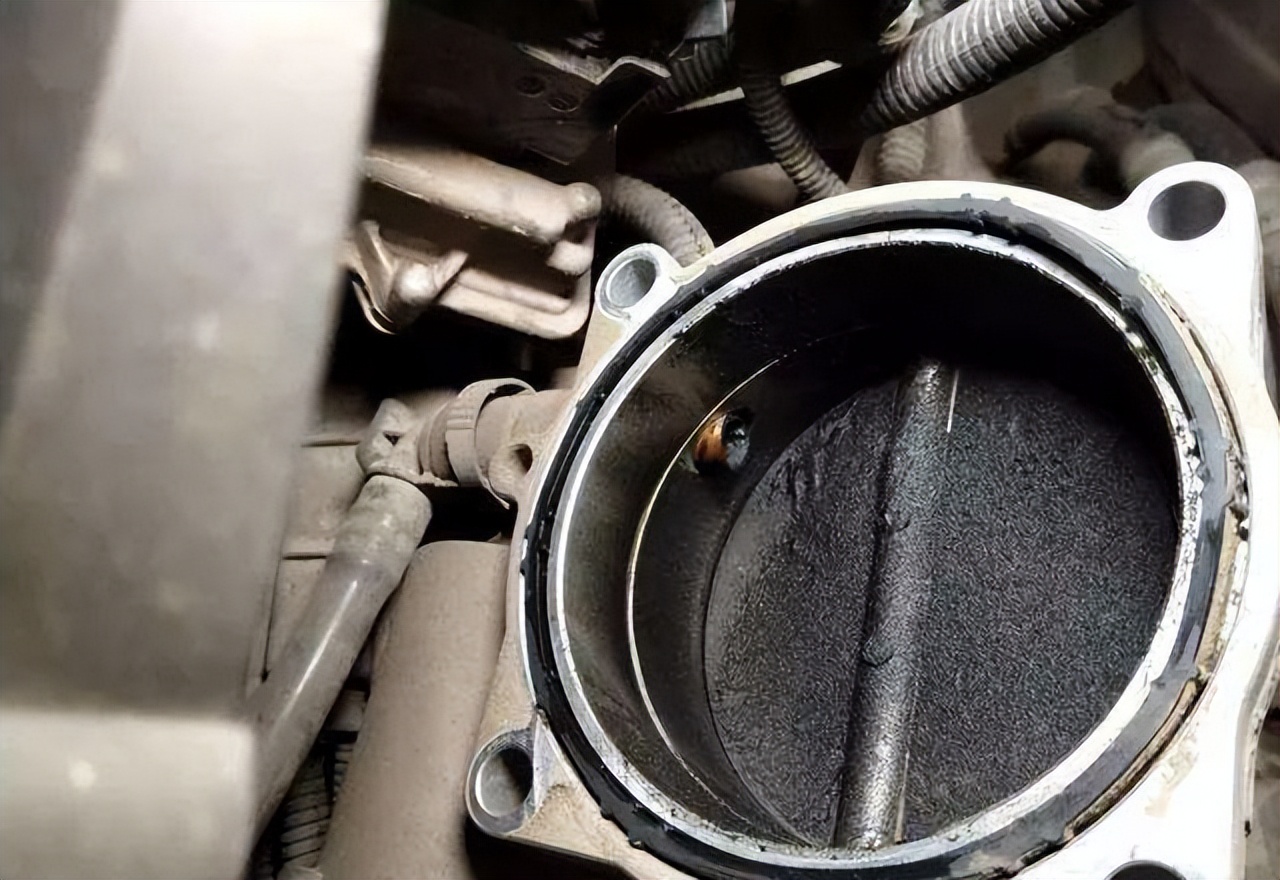 汽車(chē)電瓶沒(méi)電了，光靠原地怠速能充滿嗎？毀不毀車(chē)？