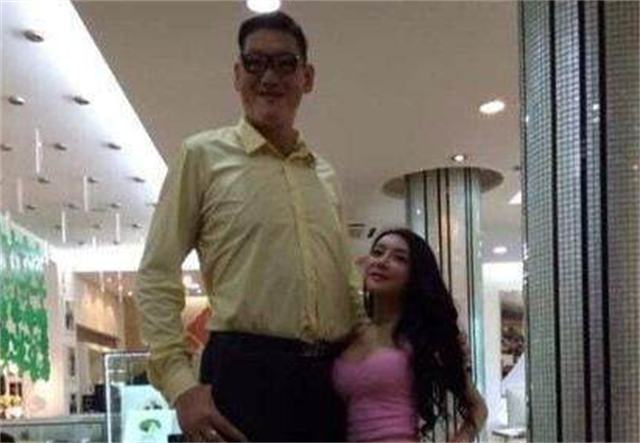 亞洲巨人張歡：身高2.38米，找1.65米的明星女友，如今怎麼樣了 找女朋友 第17張
