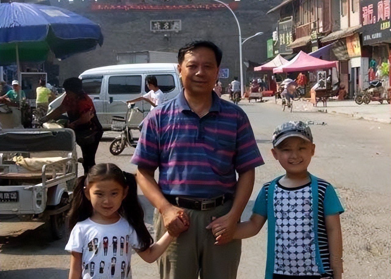 童星邓鸣贺:5岁成父母"提款机",去世7年后,妹妹又接他班