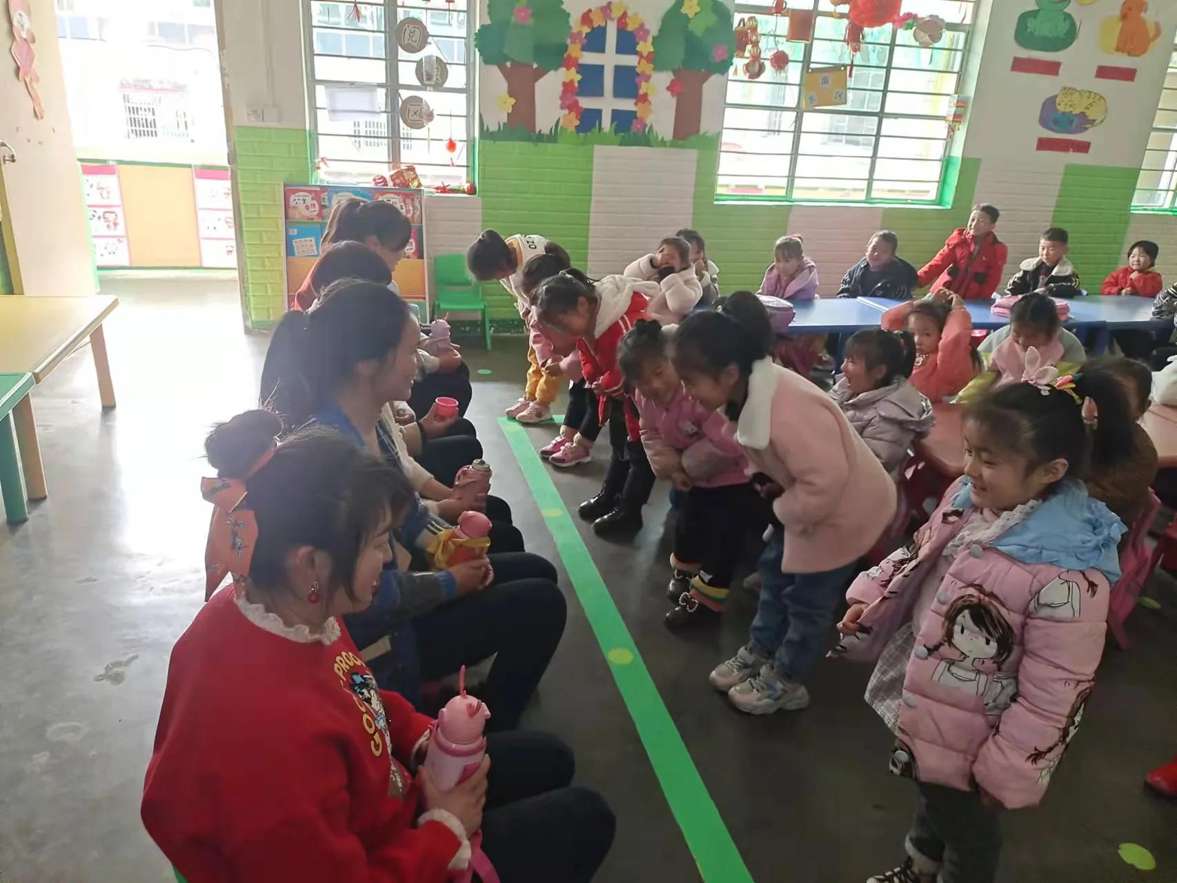 淅川县西簧乡中心幼儿园开展庆“三八”妇女节系列活动