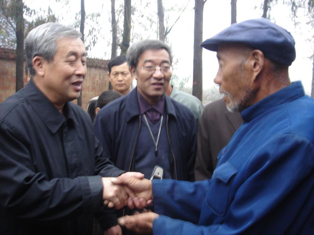 1996年山西一官员逛地摊，花3000元买84张旧纸，打开全是烈士证