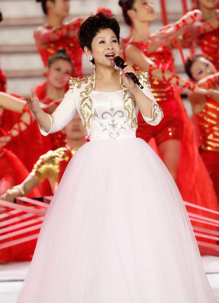 中国“殿堂级”民歌唱家，5连冠至今无人打破，与初恋恩爱33年