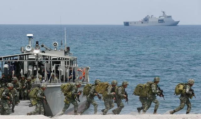 Ӣ���������ڰĲ����Ǳͧ���ƻ��Ϻ�Ѳ��չʾǿӲ���з���������