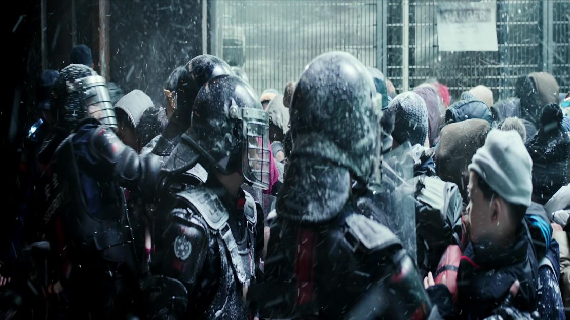 《流浪地球》的暗黑剧情，护卫队的重武器装备，是用来防幸存者的