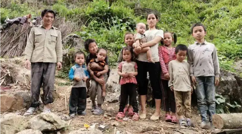 广西90后夫妻，隐居深山生10个娃，男主人：感谢政府帮助，很满足