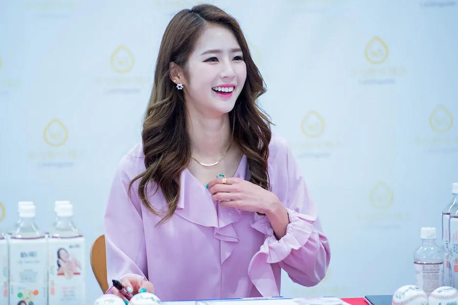 乐天拉拉队长朴基良高清图片：粉丝签名会（第2期）