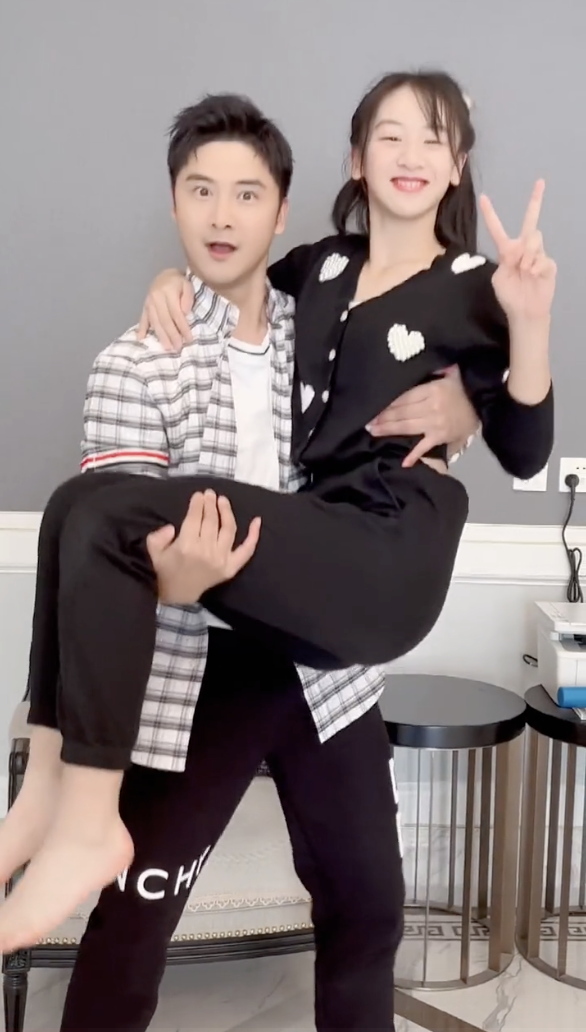 田亮将妻儿公主抱，森碟高挑身材藏不住，叶一茜被老公整蛊