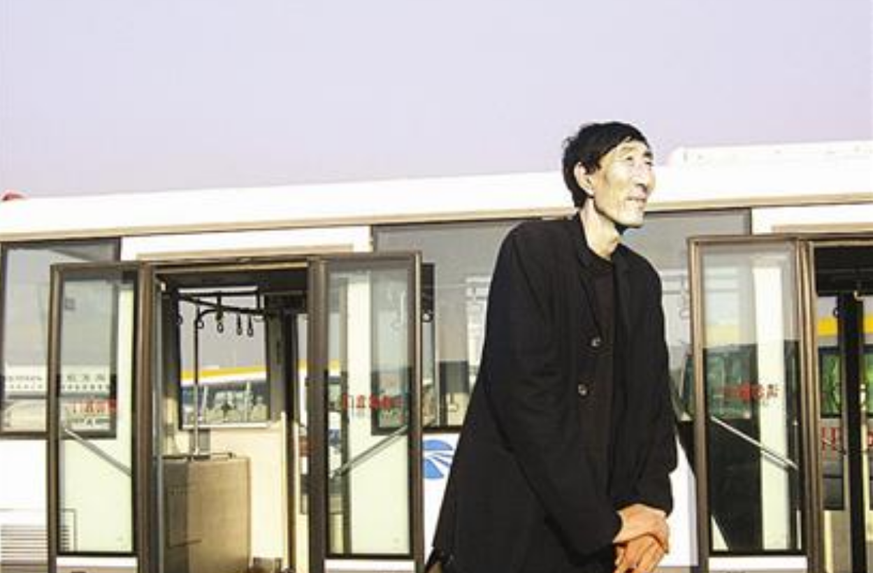 中国第一巨人鲍喜顺:不听医生忠告执意生下一子,儿子现身高多少