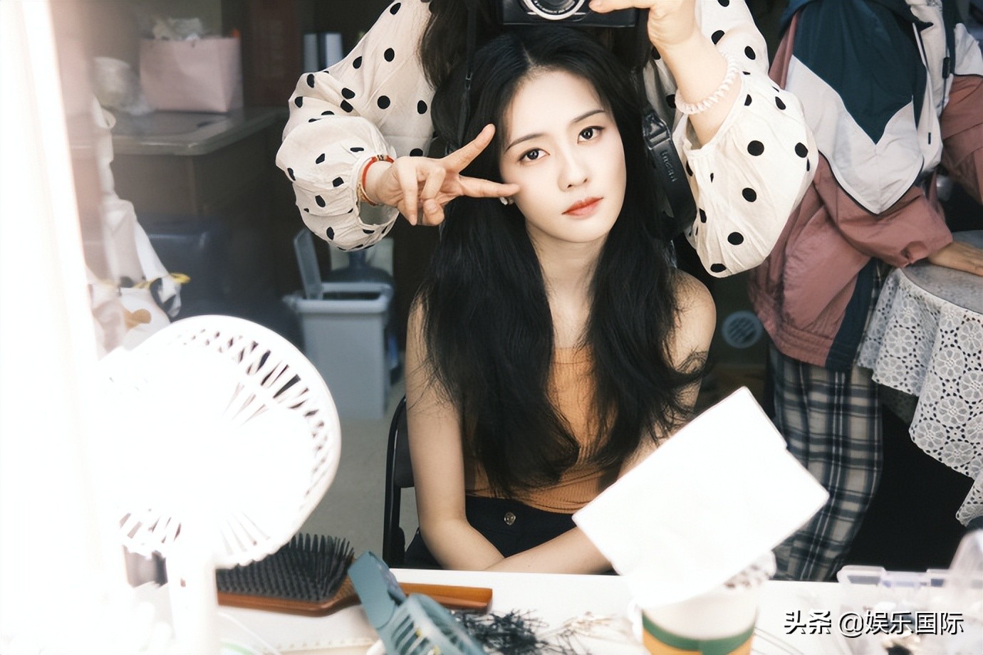 白鹿被助理扭脸好可爱 对镜搞怪摆拍关系好