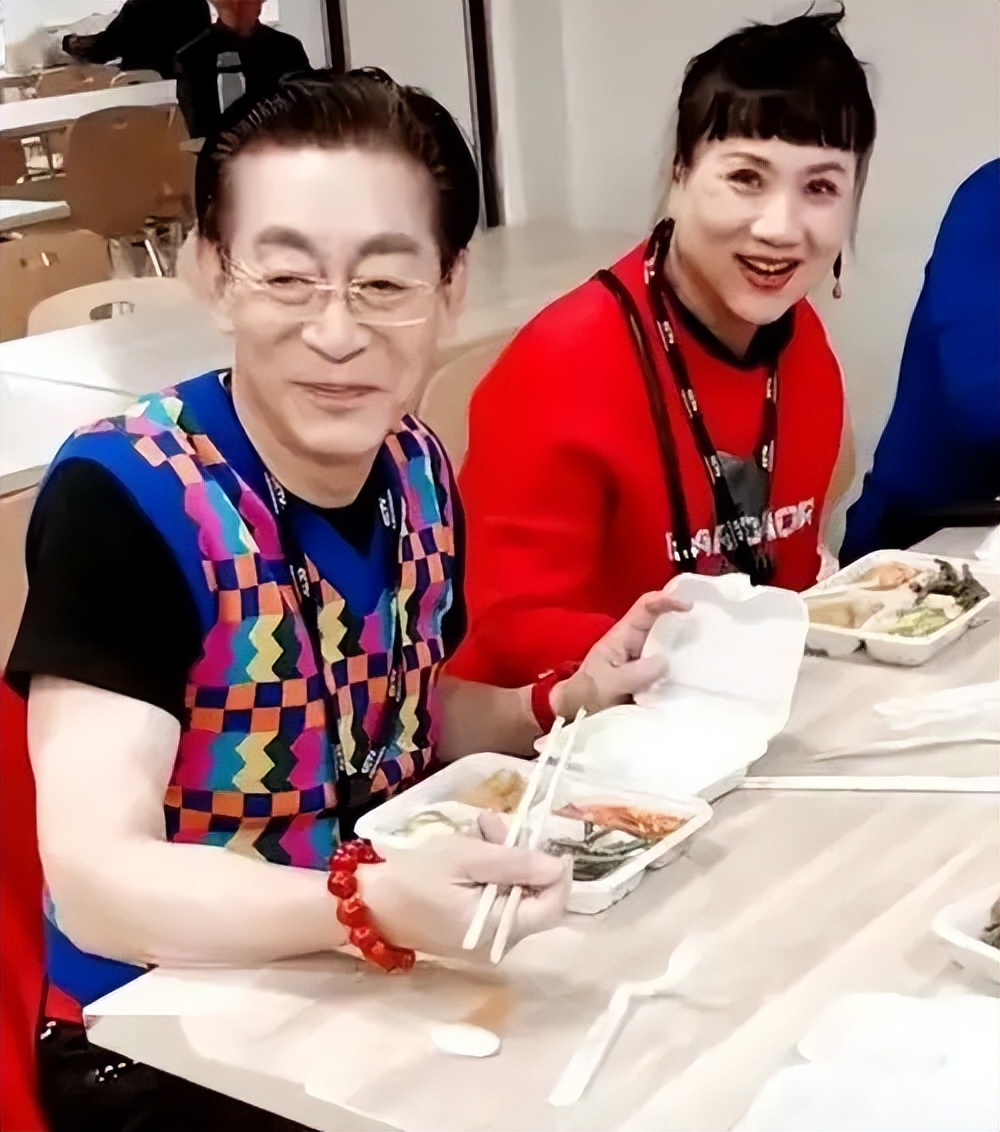 六小龄童跟老婆像父女，于虹穿红色上衣晒照片，年轻的不像同龄人