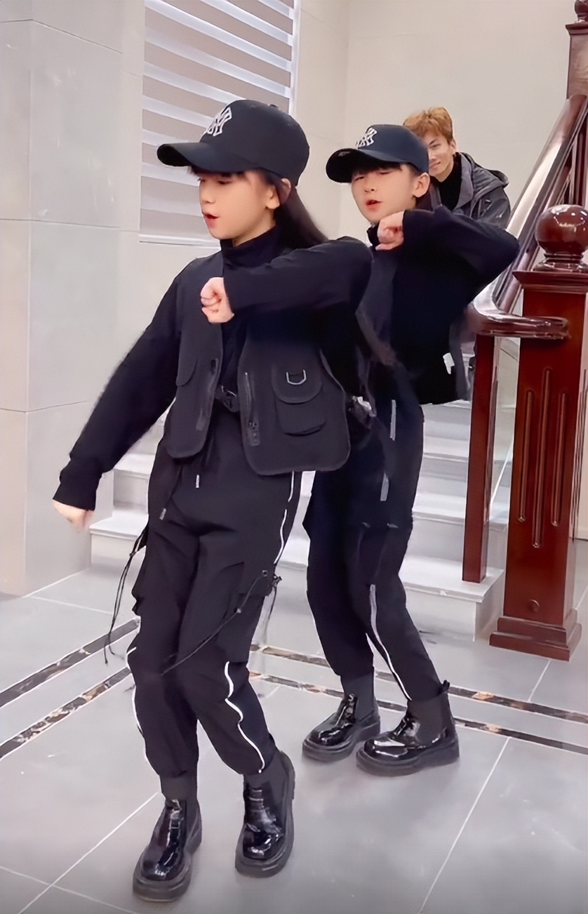 全网最默契姐妹花：“复制粘贴”双胞胎，自学跳舞圈粉1600万