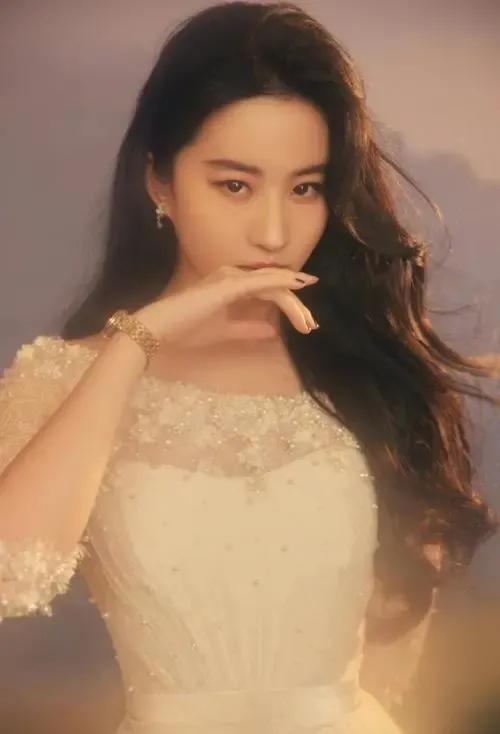 刘亦菲，学历遭到质疑，是否能维持仙女姐姐的人设