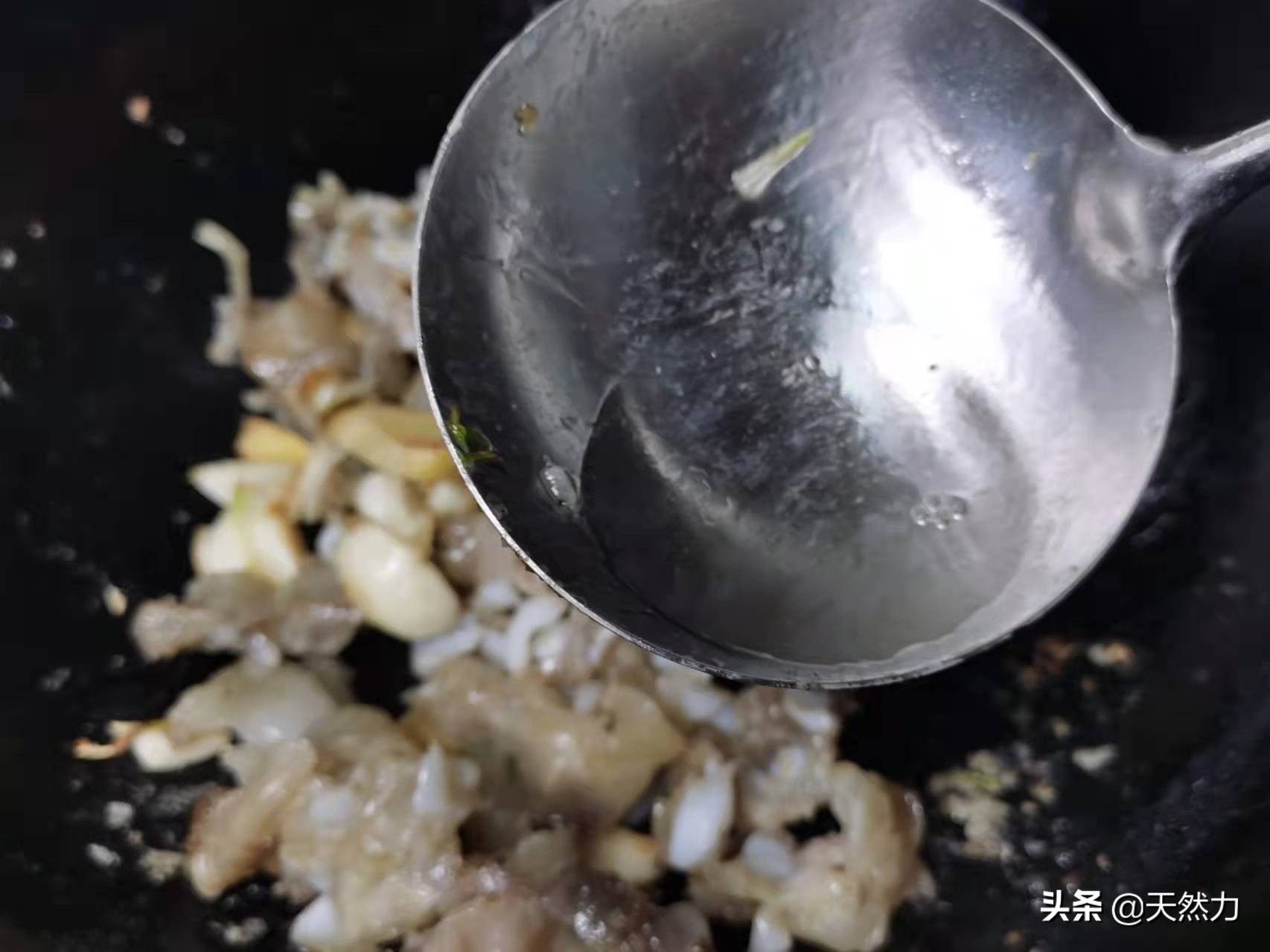 牛蹄筋要怎么做才软烂入味，教你家常做法，一口下去全是胶原蛋白