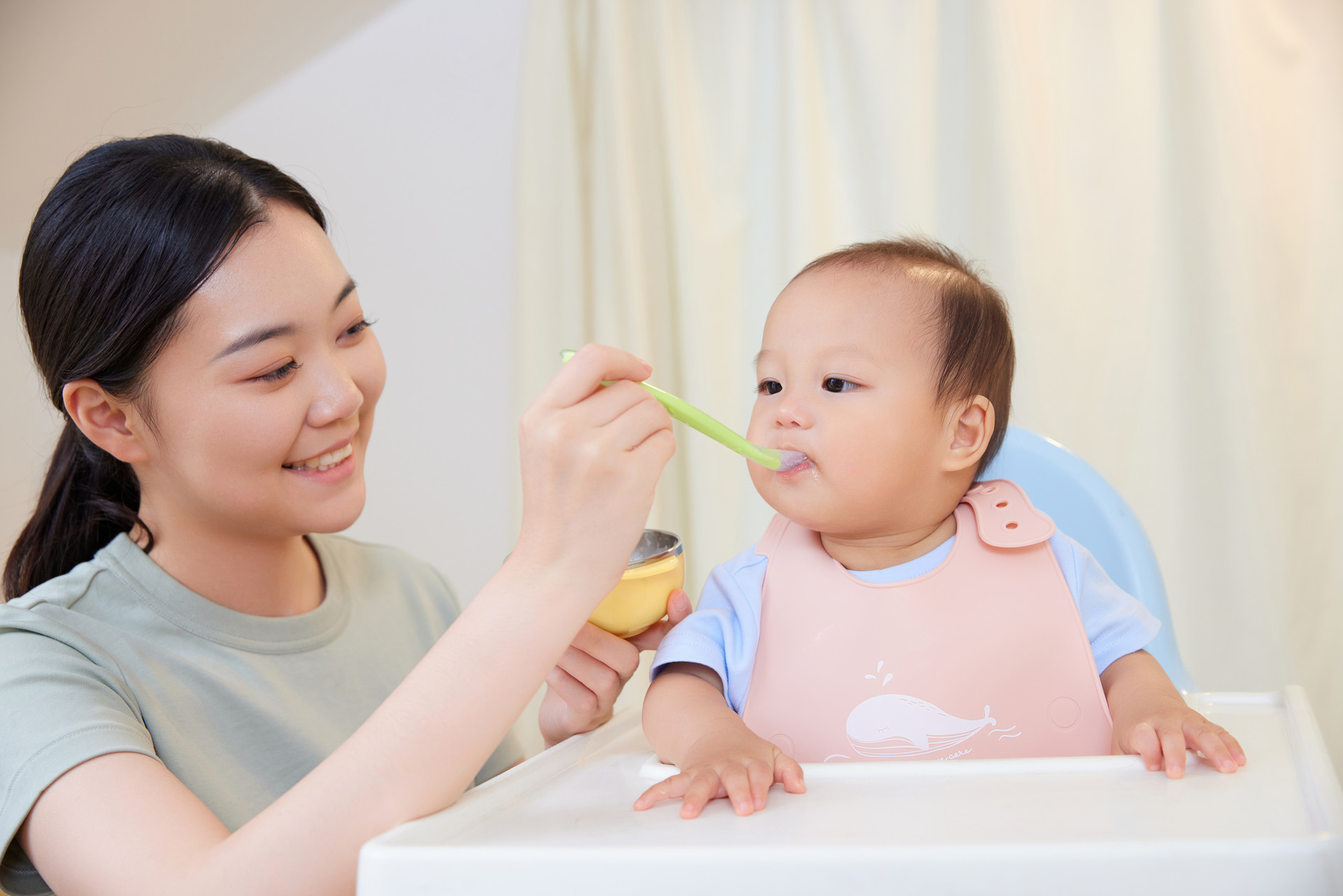 8个月是宝宝饮食习惯形成的关键期，妈妈要训练孩子的5种能力