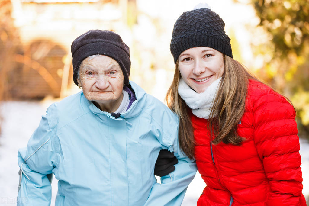 人到晚年，生活无法自理怎么办？聪明的老年人会这么做，过好日子