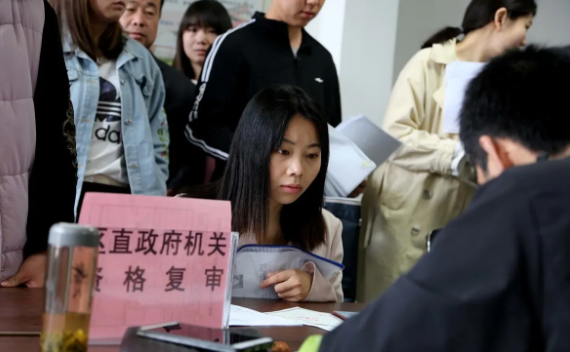 公务员能轻易辞职吗？有些岗位不想干也得坚持，考生要心中有数