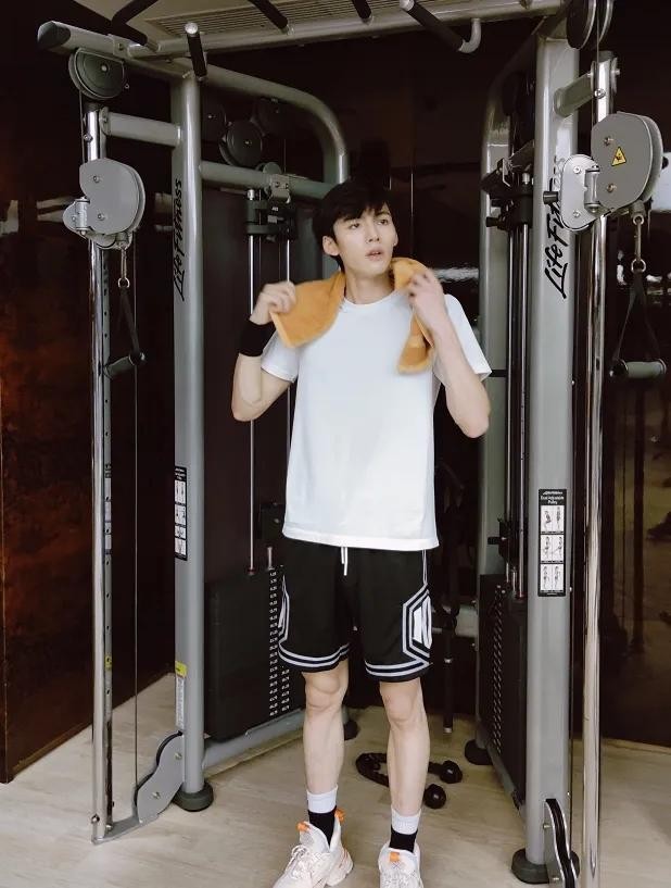 身高超过185的12位男星，个个“鹤立鸡群”，不用偷偷塞内增高