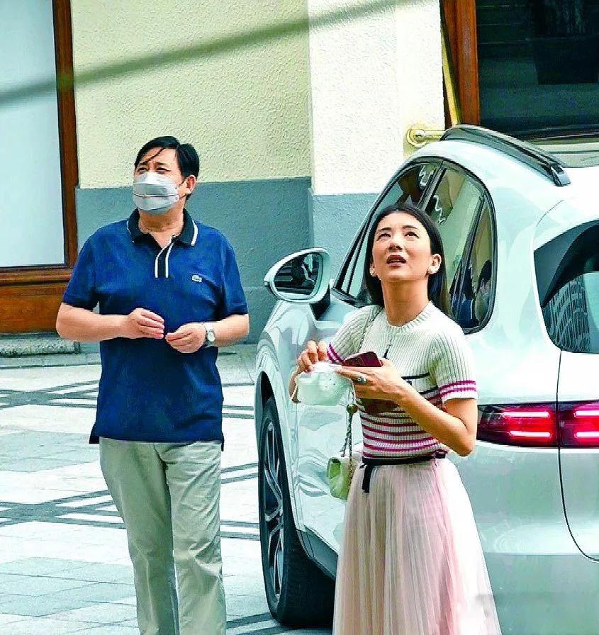 郭富城一家出游其乐融融，俩女儿穿姐妹装活泼可爱，岳父很显年轻