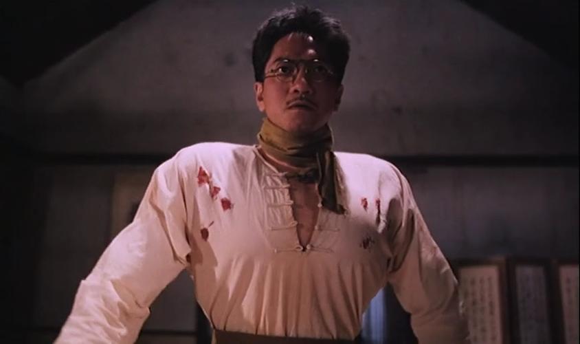 陈友在这部经典影片中饰演的是一位严格,吝啬,滑稽搞笑的道长,同时