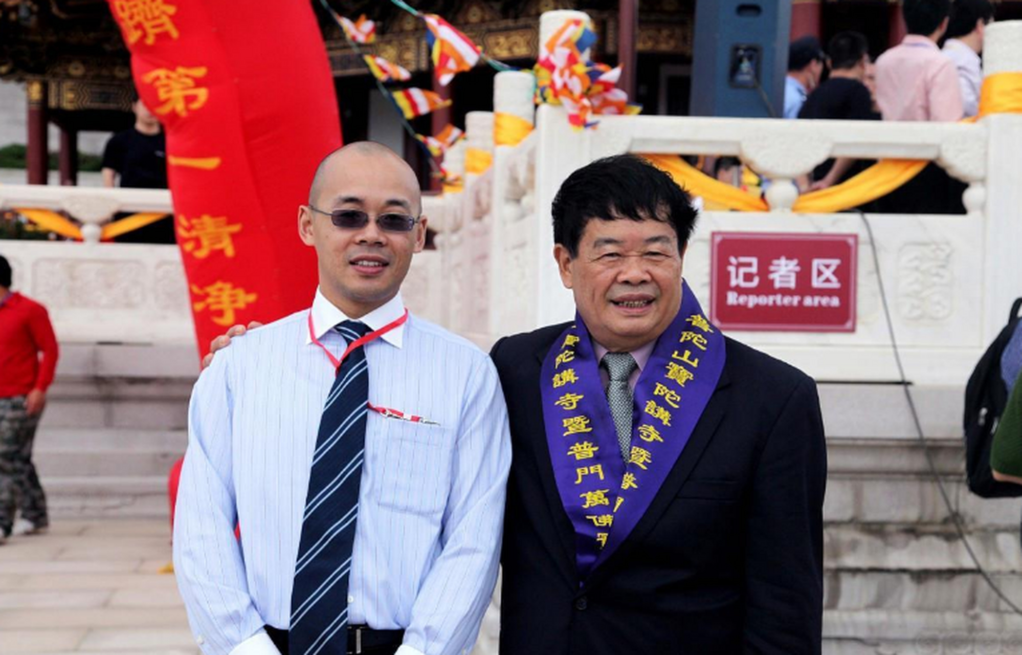 当年,王石同曹德旺拜访万福寺,两人见寺庙破旧,就问住持重新翻修需要