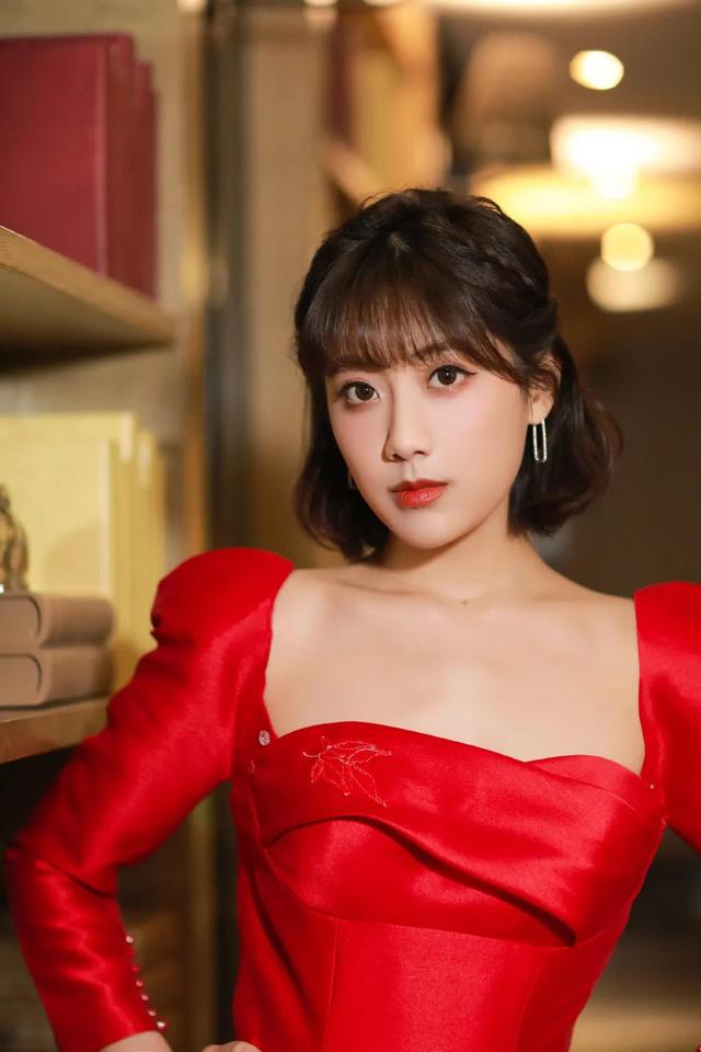 李艺彤清新甜蜜，灵动又亲切，明艳不可方物，尽显少女活力