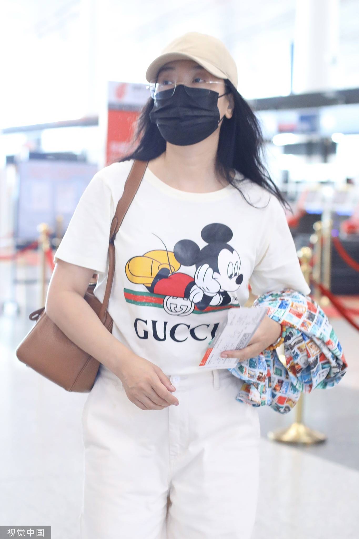 凤凰传奇玲花穿卡通T恤素颜走机场 浅色穿搭好舒适