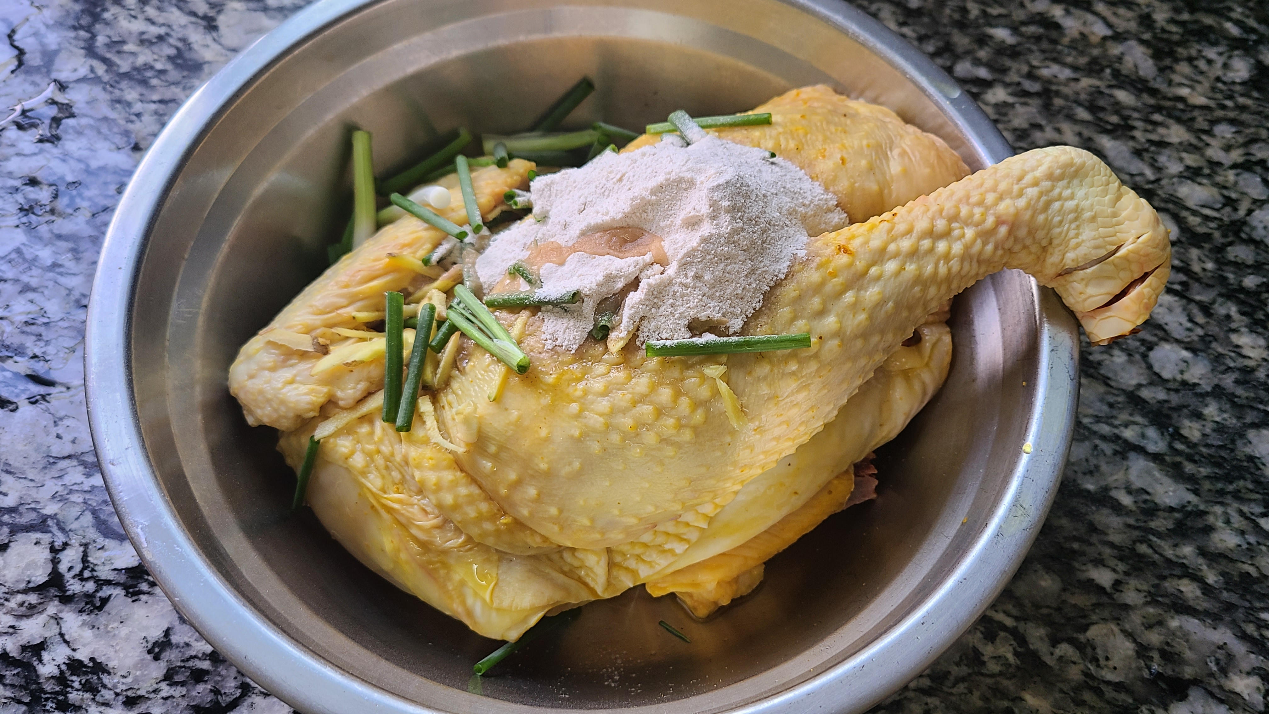 咸香鸡是广东出了名的美食，嫩滑好吃香味浓，老厨师教你