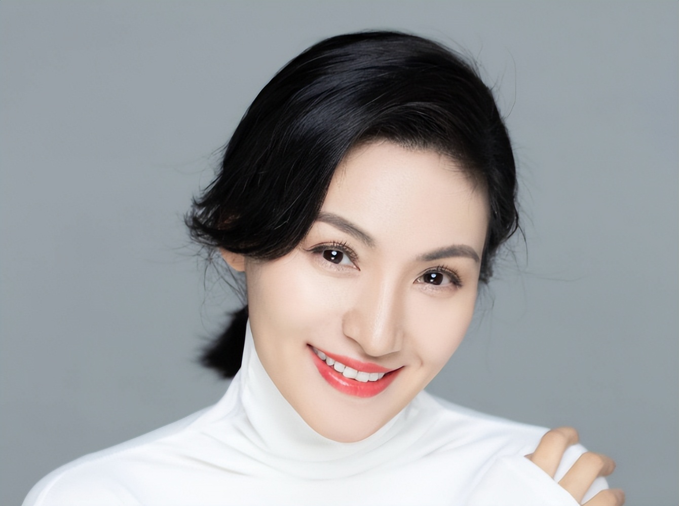 她，前湖南台一姐，22岁全身瘫痪，何炅为她募捐，今43岁无人娶？