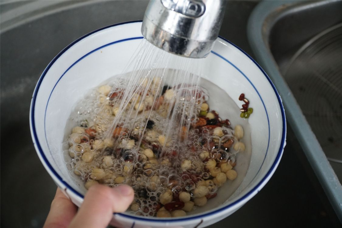 明天过“腊八节”，熬腊八粥这5样千万别少，寓意五福俱全