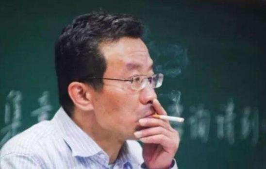 复旦大学老师上课香烟不断，一根接着一根抽，可学生却视若无睹