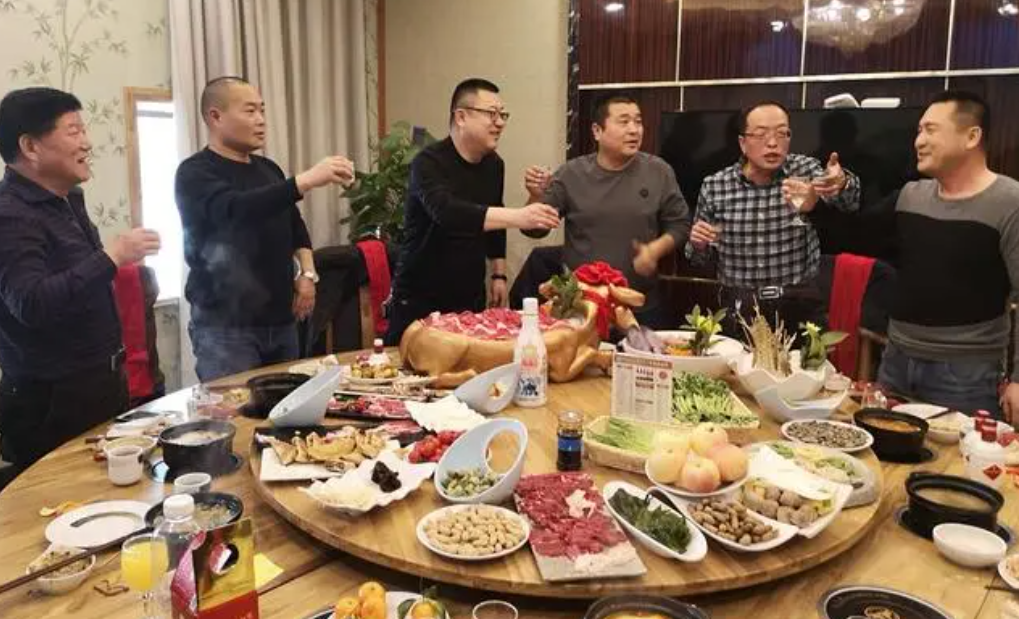 单位饭局上众多领导的表现令人深感失望