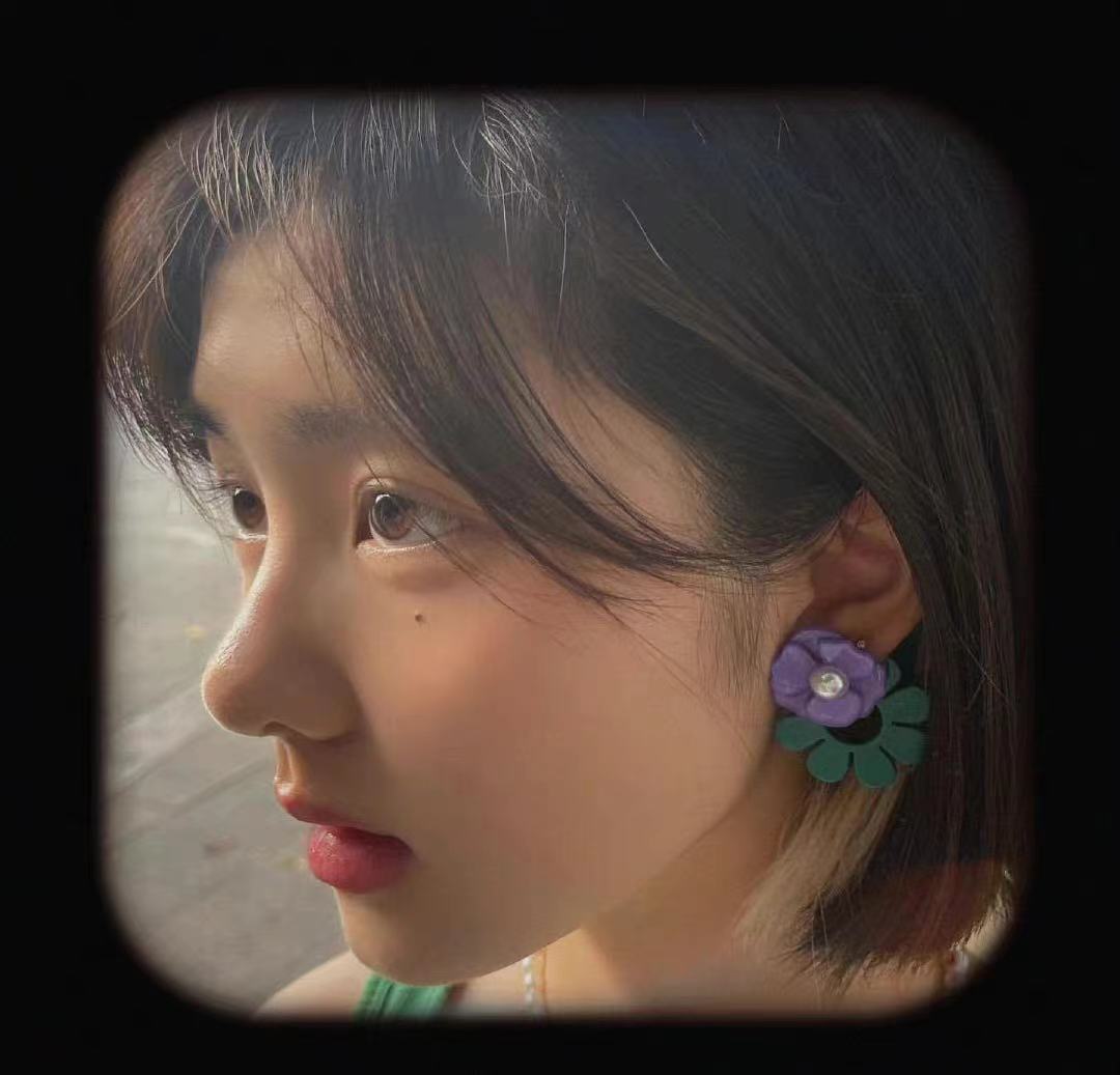 黄多多又晒美照，宽框眼镜大红唇，16岁的审美也是很前卫衣品一般