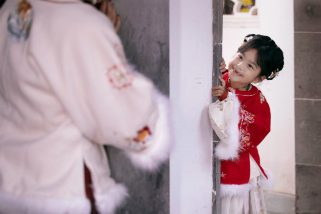 包文婧晒母女古风写真庆元旦，饺子变豁牙小萌妹，越长大越好看