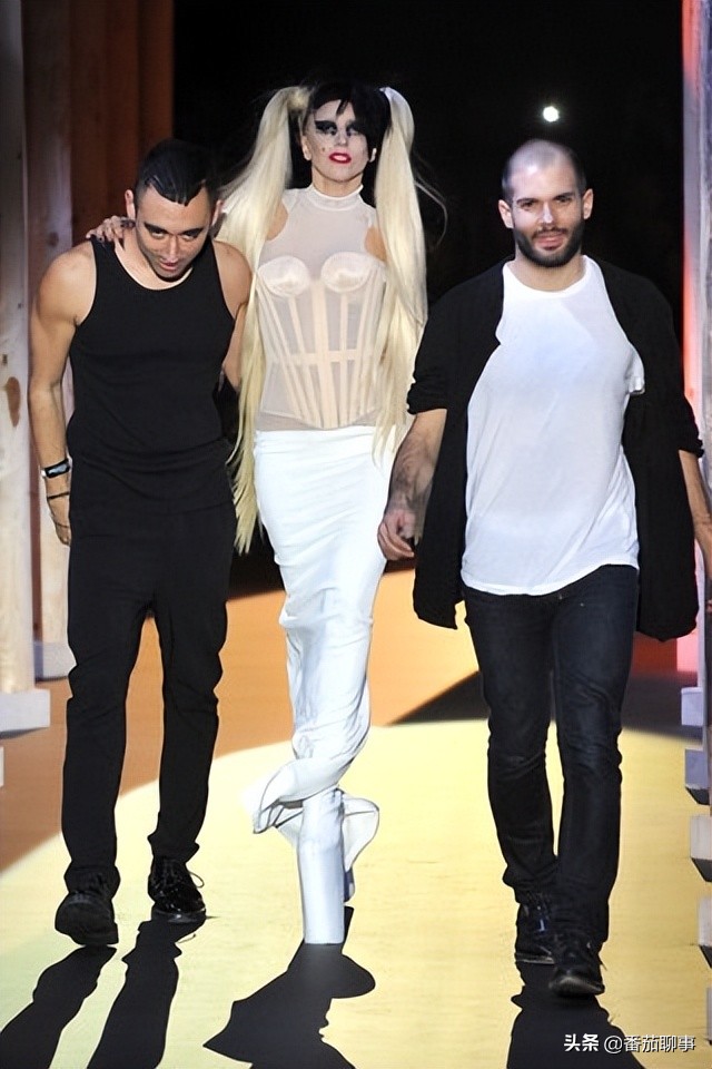 这些服装证明 Lady Gaga 是时尚界的终极变形者：时代女王的演变史