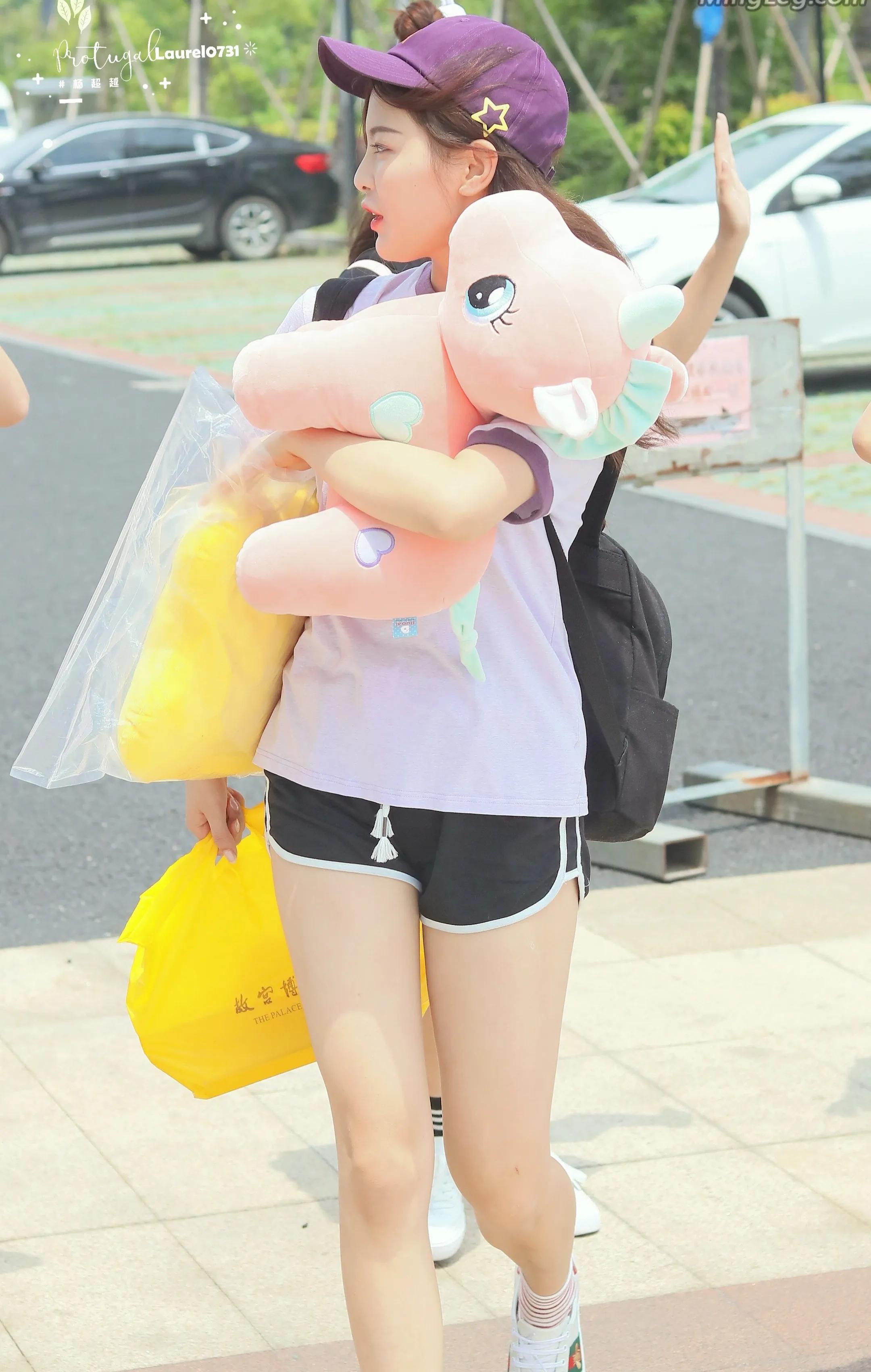 杨超越灰白色短袖T搭配黑色短裤，元气少女