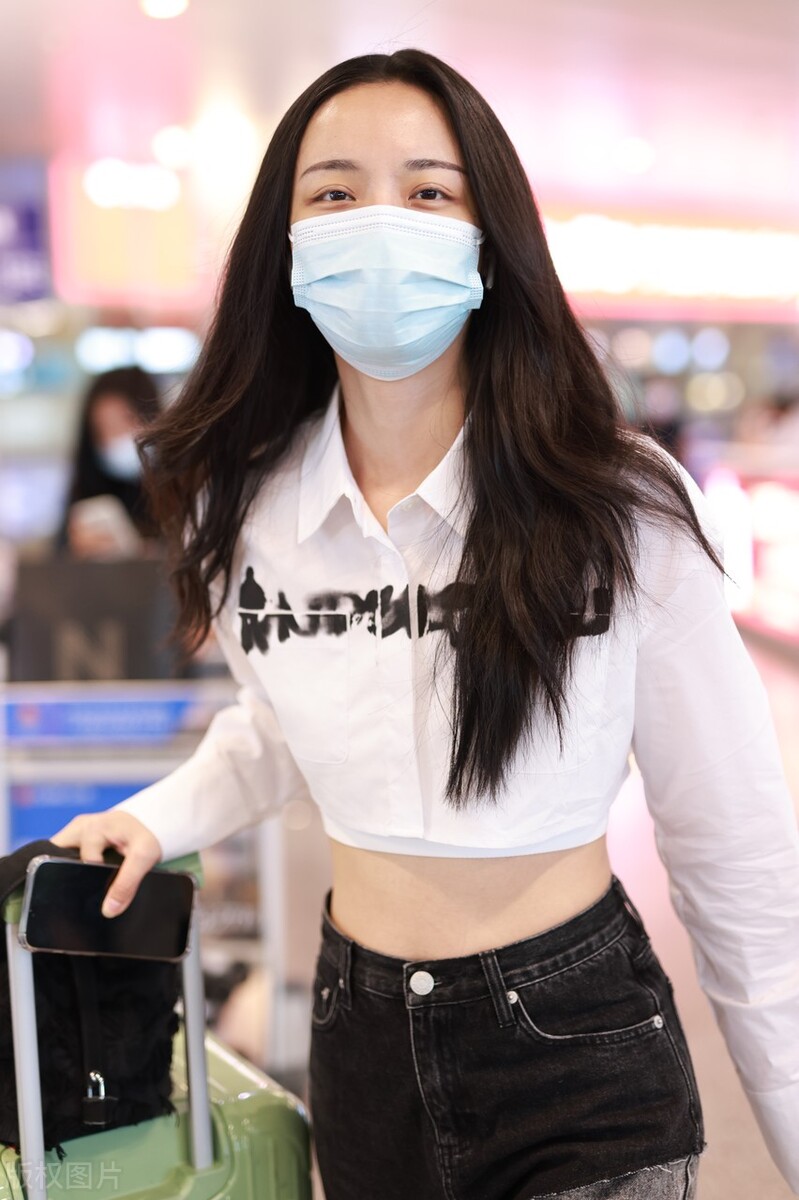 街拍：李莎旻子白色字母印花衬衫+破洞阔腿牛仔裤+拖鞋随性休闲