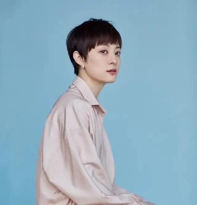 孙俪还是头发留长一点更好看，比短发多了温婉和优雅，多了女人味