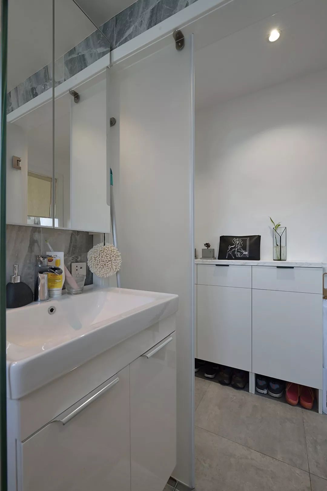 67平的简约风小户型，阳台也在卧室内，布局紧凑又合理