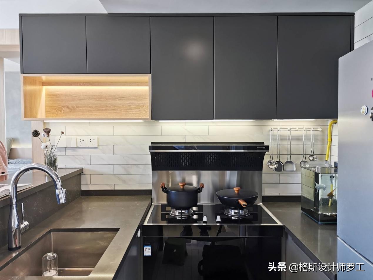 90后夫妻48㎡小家火了，超多收纳空间，卫生间玻璃间隔，好羡慕