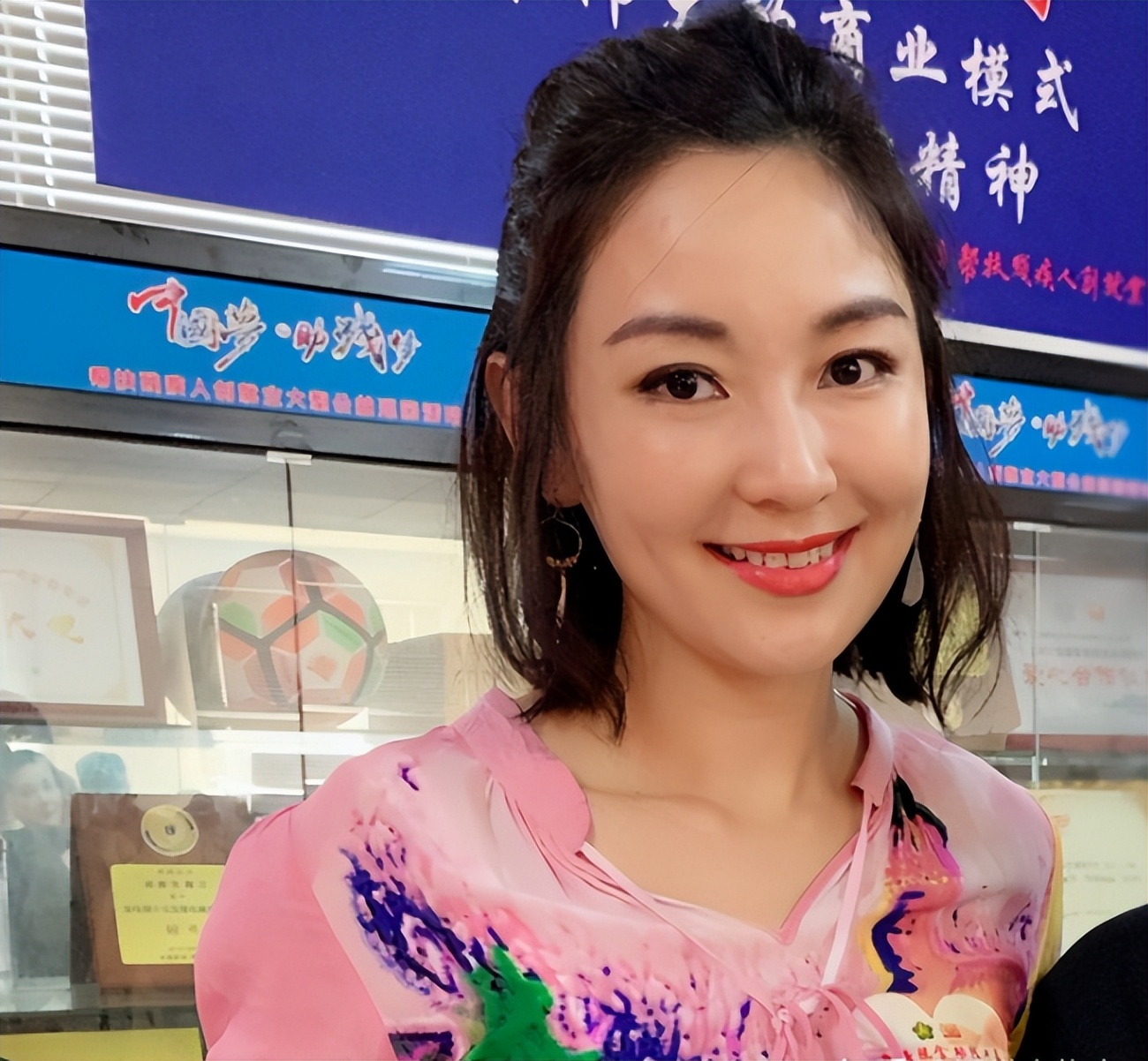 红得快、凉得也快，这五位“风光不再”的女星真是太可惜了