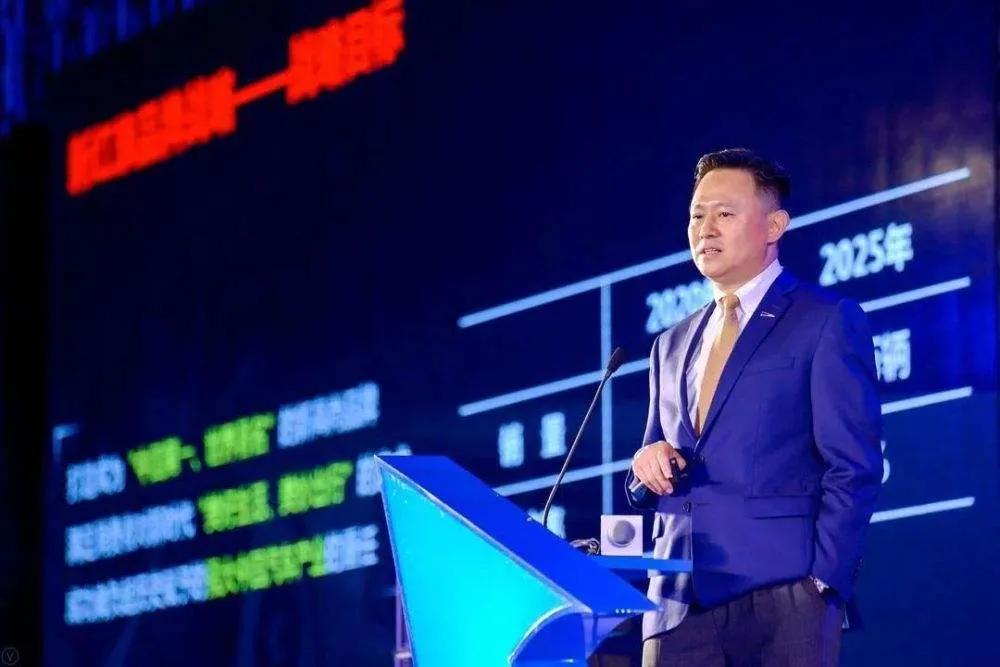 徐留平慢慢地举起了“红旗”。