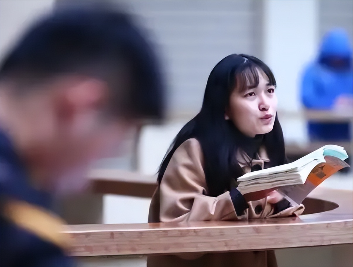 在校大学生迎来新消息，大学就是玩的日子到头了，大学生感到担忧