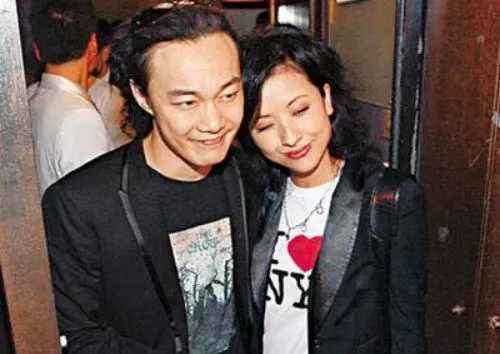 陈奕迅《十年》:“如果那两个字没有颤抖”，到底是哪两个字