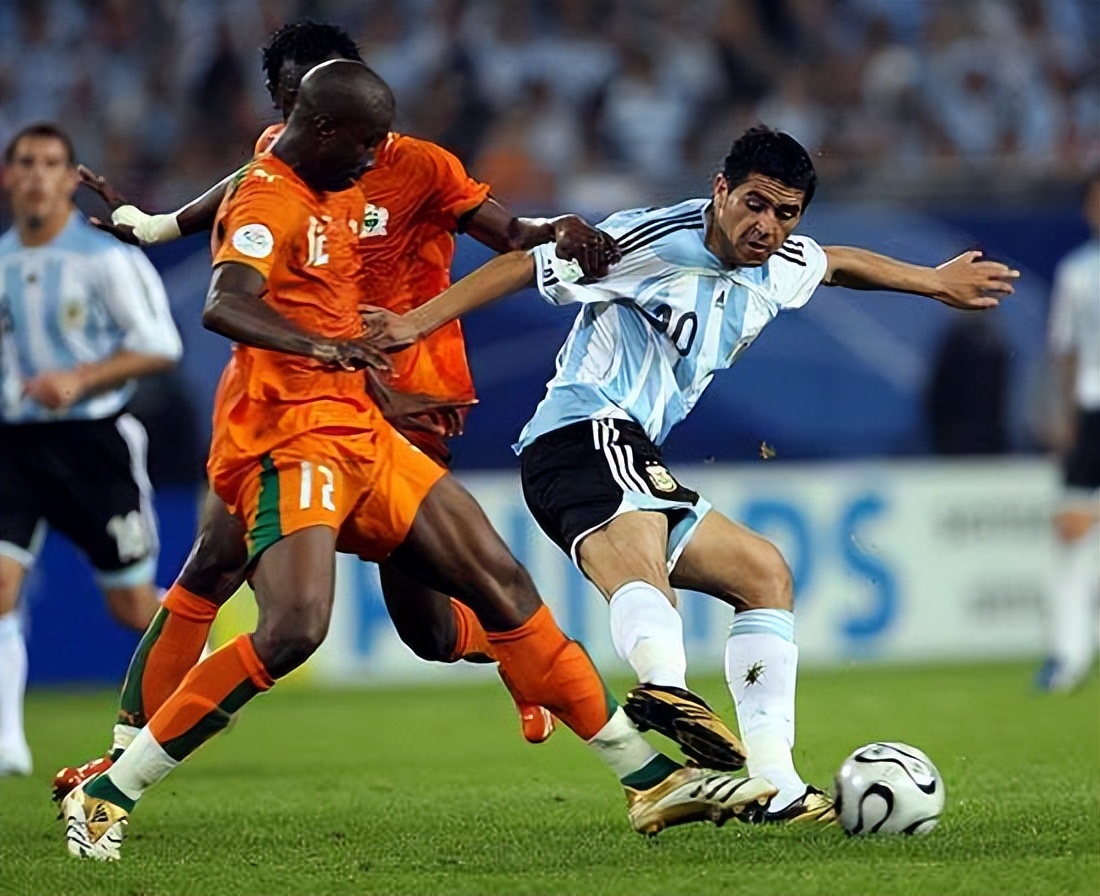 透过足球看世界：德罗巴惊世一跪，背后是科特迪瓦的辛酸史
