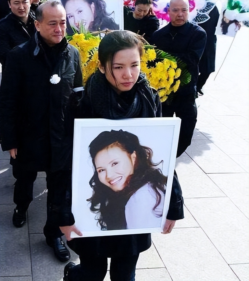 国民熟悉的歌唱家芦秀梅，许久未见以为隐退，原来已患癌去世10年