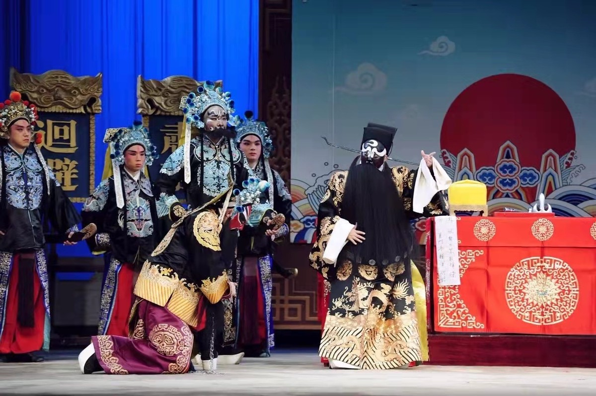 一年表演170多个唱段，京剧女花脸靠抖音直播告别清贫